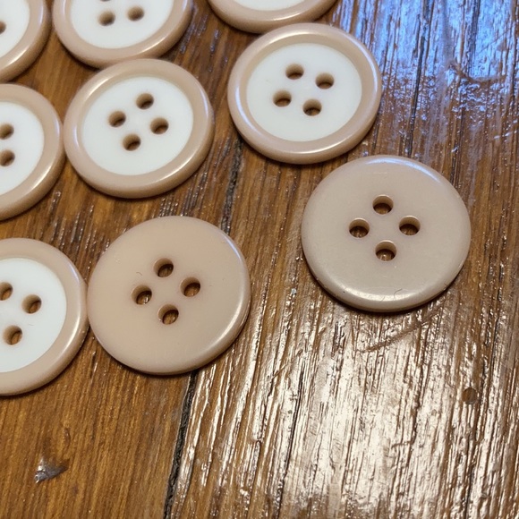 Twenty Vintage Buttons from Spain - Picture 3 of 3